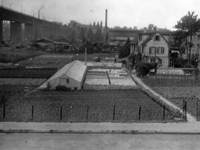 Gärtnerei Gustav Noz, gegründet 1937, am ursprünglichen Standort aus Sicht der Schmidener Straße in Bad Cannstatt fotografiert, links im Bild das alte Eisenbahnviadukt