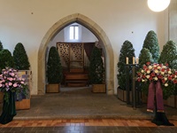 Kapelle Uff-Kirchhof mit Dekorationsbäumen, 1 Gesteck in Rosa-violett, Trauerkranz 8 in Crème-violett-weinrot