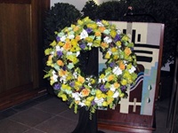 Feierhalle, Trauerkranz 5, am Rednerpult, Gelbtöne, weiß, blau und apricot