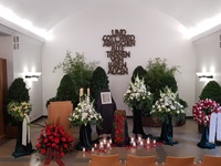 Feierhalle mit Dekorationsbäumen, 3 Gestecke in weiß, Dekoration am Urnentisch, Rosenblütenblätter, Trauerkranz 6 in weiß-rot, Kerzen und Trauerspenden