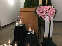 Feierhalle, Rednerpult mit Herz in rosé, Kerzen und Rosenblütenblätter