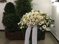 Feierhalle, Trauerkranz 7 in weiß