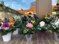Fertige Blumensträuße vor unserem Ladengeschäft zur Auswahl