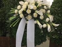 Trauerkranz 9 mit weißen Calla