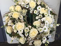 Kleiner Kranz 11 in weiß, rund gearbeitet