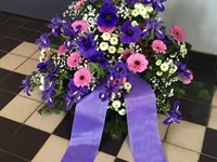 Trauergesteck in blauviolett, rosa und weiß