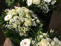 Weiße Blumensträuße, auf einem Transportwagen im Arbeitsraum