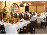 Tischdekoration in orange und rot