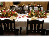 Tischdekoration in orange und rot